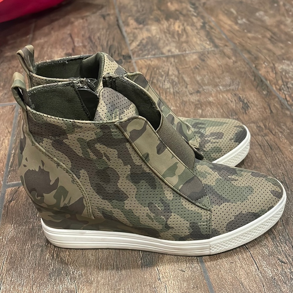 Camo sneaker